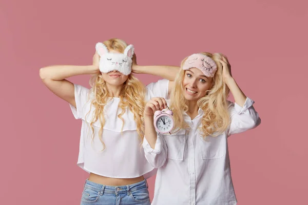 Deux Jeunes Femmes Jumelles Insomniaques Pyjama Masques Sommeil Sur Fond — Photo