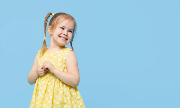 Retrato Surpreendido Sorrindo Pequena Menina Bonito Criança Isolado Sobre Fundo — Fotografia de Stock