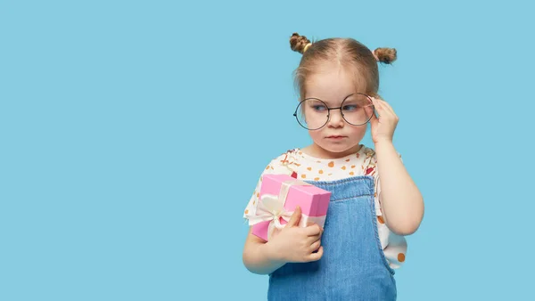 Retrato Niña Molesta Ofendida Pie Aislada Sobre Fondo Azul Llevando —  Fotos de Stock