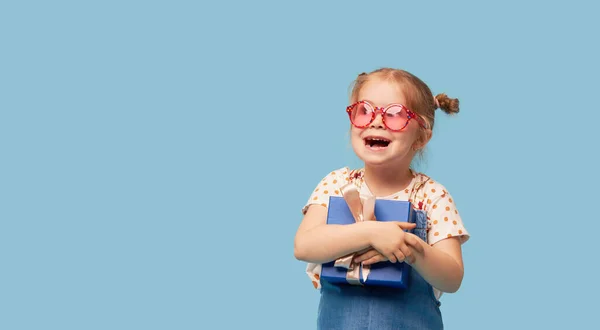 Retrato Surpreendido Bonito Criança Pequena Menina Isolado Sobre Fundo Azul — Fotografia de Stock
