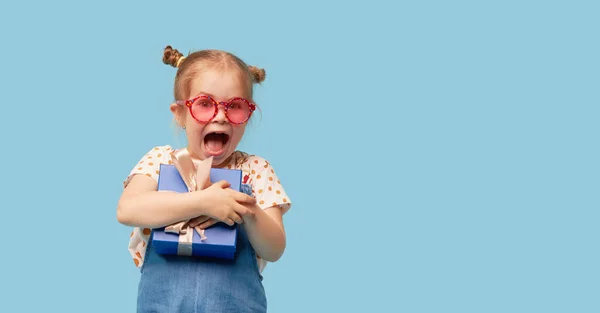 Retrato Surpreendido Bonito Criança Pequena Menina Isolado Sobre Fundo Azul — Fotografia de Stock