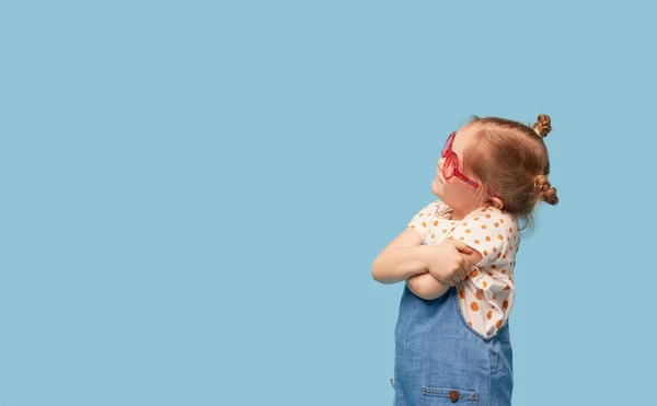 Retrato Niña Linda Sorprendida Niño Pequeño Pie Aislado Sobre Fondo —  Fotos de Stock