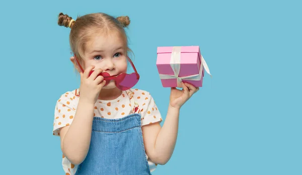 Retrato Surpreendido Bonito Criança Pequena Menina Isolado Sobre Fundo Azul — Fotografia de Stock