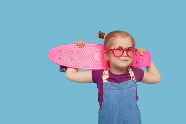 Cool Liten Småbarn Flicka Ljusa Kläder Sitter Skateboard Och Tittar — Stockfoto