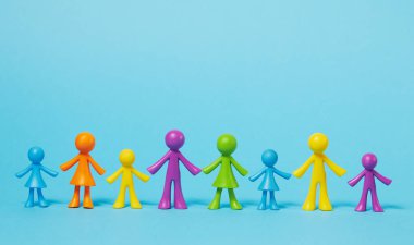 Mavi arka planda meçhul aile. Ev konseptinde kal. Çocuk mozaiğinden evin yakınındaki insanların çok renkli figürleri