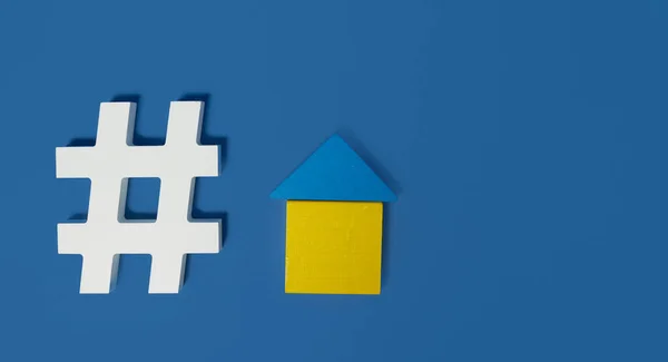 Resta Casa Hashtag Simbolo Statuetta Una Casa Legno Sfondo Blu — Foto Stock