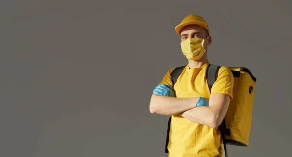 Safe Food Delivery Courier Yellow Uniform Protective Mask Gloves Delivers — Stock Photo, Image