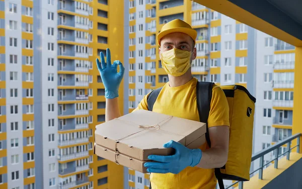 Entrega Segura Comida Courier Uniforme Amarelo Máscara Protetora Luvas Fornece — Fotografia de Stock