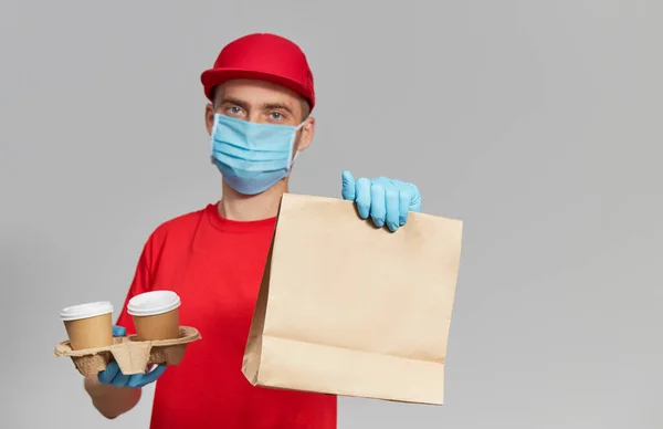 Courier Προστατευτική Μάσκα Και Ιατρικά Γάντια Παραδίδει Take Away Τροφίμων — Φωτογραφία Αρχείου