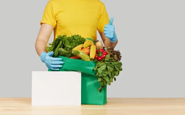 Online Winkelen Concept Mannelijke Koerier Geel Uniform Beschermmasker Handschoenen Met — Stockfoto