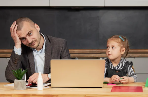 Vater Arbeitet Während Der Quarantäne Von Hause Aus Laptop Kleines — Stockfoto