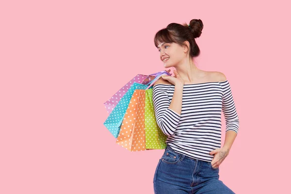 Retrato Una Joven Mujer Asiática Feliz Con Bolsas Compras Muestra — Foto de Stock