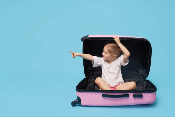 Schattig Meisje Een Koffer Wachtend Zomervakantie Quarantaine Wijzend Naar Zijkant — Stockfoto