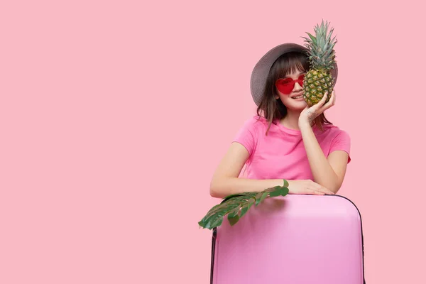 Retrato Una Chica Asiática Feliz Sombrero Gafas Sol Antes Viajar — Foto de Stock