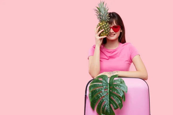 Retrato Una Chica Asiática Feliz Sombrero Gafas Sol Antes Viajar — Foto de Stock