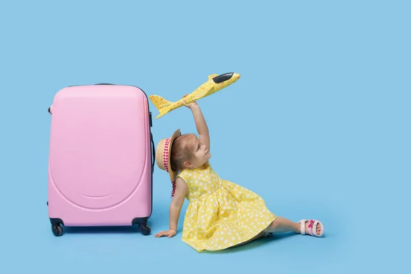 Menina Bonito Vestido Verão Com Uma Mala Rosa Brinquedos Avião — Fotografia de Stock