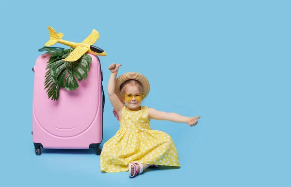 Enfant Fille Mignonne Robe Été Avec Une Valise Rose Jouets — Photo