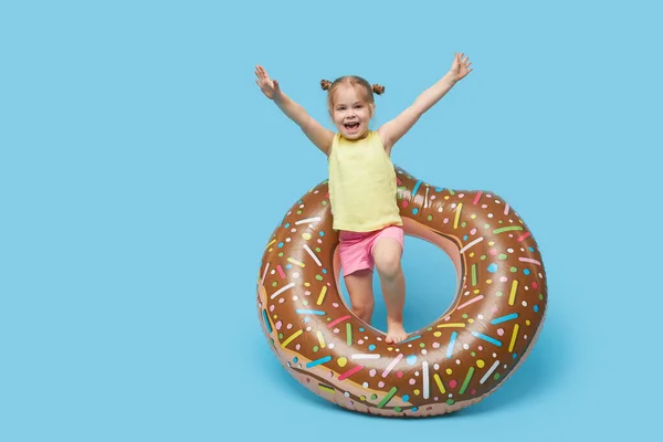Failed Summer Vacation Happy Surprised Child Model Girl Resting Donut — Stock Photo, Image