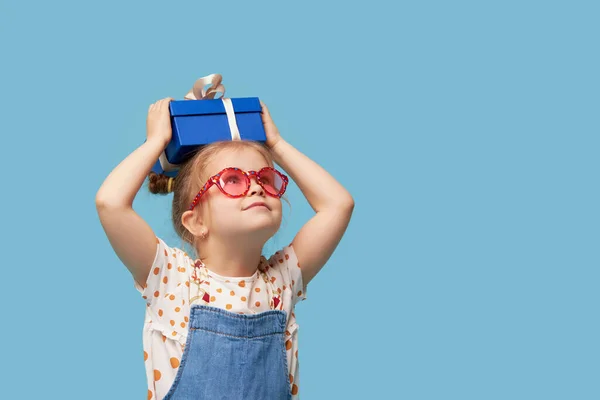 Reklam För Barnprodukter Porträtt Överraskad Upphetsad Flicka Med Presentask Isolerad — Stockfoto