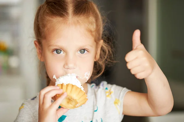 Menina Sorrindo Alegre Comendo Bolo Delicioso Mostrando Polegares Para Cima — Fotografia de Stock