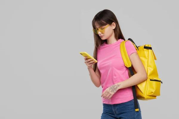 Una Adolescente Asiática Con Gafas Forma Corazón Sostiene Teléfono Móvil — Foto de Stock