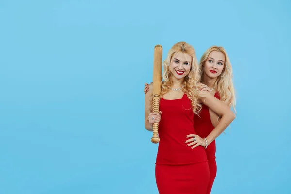 Niegrzeczne Dziewczynki Młode Blondynki Modnych Czerwonych Sukienkach Trzyma Kij Baseballowy — Zdjęcie stockowe