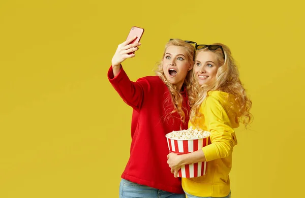 Megdöbbent Fiatal Modellek Nők Szemüvegben Popcornt Esznek Filmet Néznek Neten — Stock Fotó