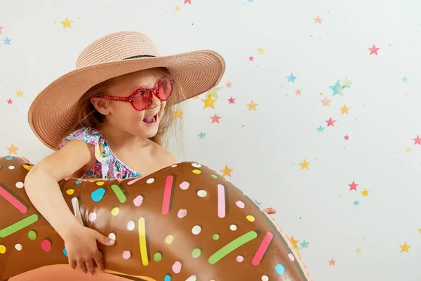 Cute Little Girl Dziecko Kapeluszu Nadmuchiwanym Pierścieniem Tle Koloru Kwarantanna — Zdjęcie stockowe