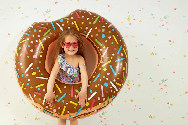 Cute Little Girl Dziecko Kapeluszu Nadmuchiwanym Pierścieniem Tle Koloru Kwarantanna — Zdjęcie stockowe