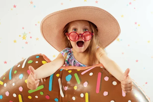 Cute Little Girl Dziecko Kapeluszu Nadmuchiwanym Pierścieniem Tle Koloru Kwarantanna — Zdjęcie stockowe