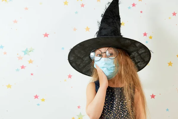 Feliz Halloween Pandemia Del Coronavirus Cuarentena Niña Niña Con Disfraz —  Fotos de Stock