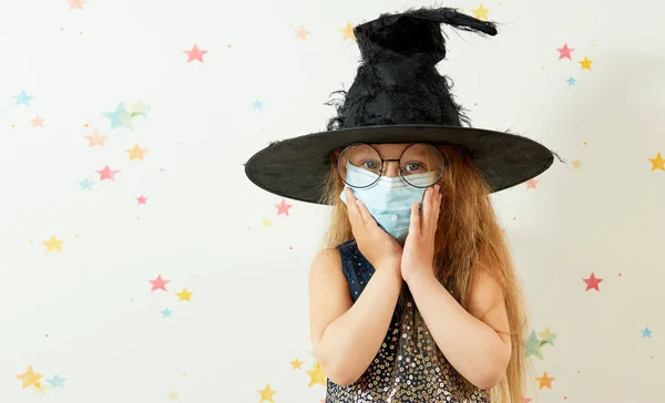 Счастливого Хэллоуина Связи Пандемией Коронавируса Маленькая Девочка Костюме Ведьмы Маске — стоковое фото