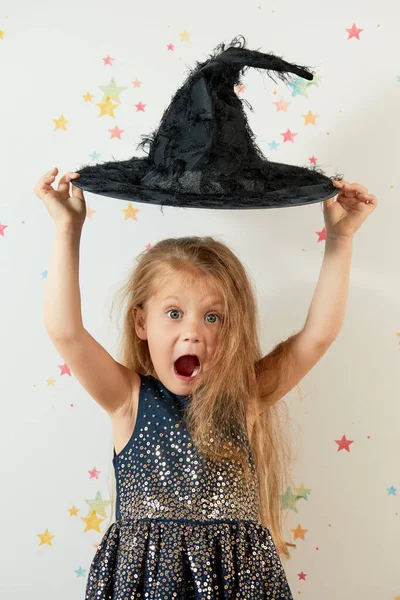 Feliz Halloween Niña Pequeña Con Disfraz Carnaval Brujas Sombrero Negro —  Fotos de Stock