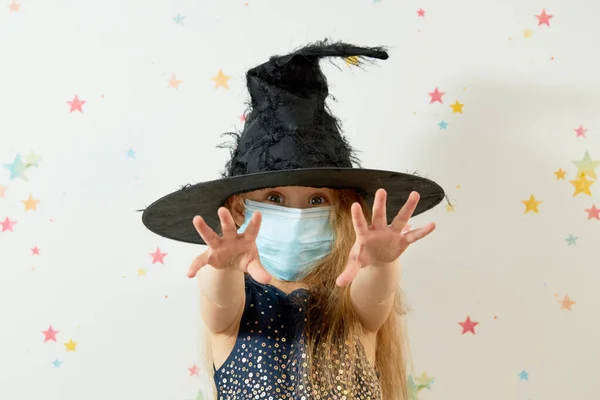 Feliz Halloween Pandemia Del Coronavirus Cuarentena Niña Niña Con Disfraz —  Fotos de Stock