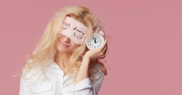 Χαλαρή Νεαρή Γυναίκα Πιτζάμες Και Μάσκες Ύπνου Ροζ Φόντο Ξυπνητήρι — Φωτογραφία Αρχείου