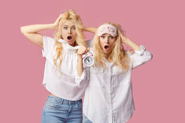 Deux Jeunes Femmes Jumelles Insomniaques Pyjama Masques Sommeil Sur Fond — Photo