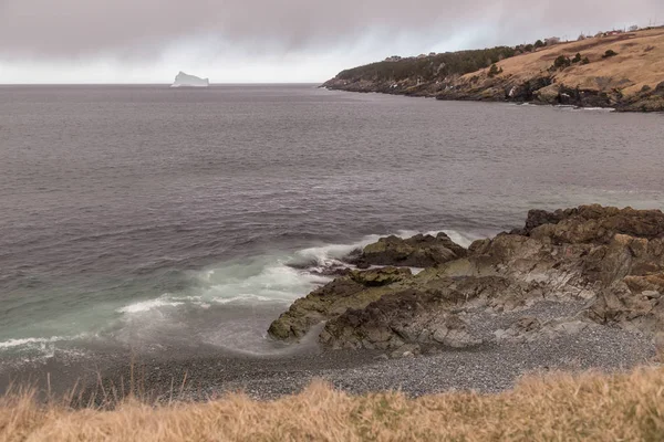 Spiaggia e Iceberg a Distanza Foto Stock