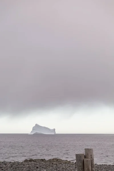 Nuvole di pioggia alta e iceberg Foto Stock Royalty Free