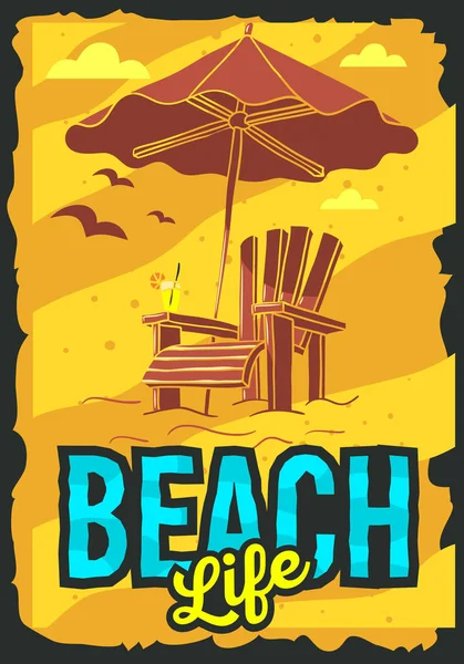 Projeto do cartaz do verão da praia com o guarda-chuva da praia da cadeira da plataforma do lounge da praia e um copo das ilustrações da bebida . —  Vetores de Stock