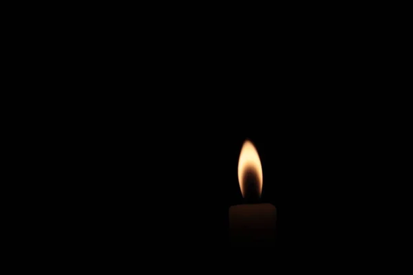 Fiamma di candela su sfondo nero Foto girato . — Foto Stock