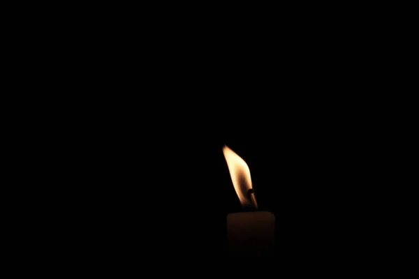 Φλόγα κεριού σε ένα μαύρο φόντο φωτογραφία στιγμιότυπο. — Φωτογραφία Αρχείου