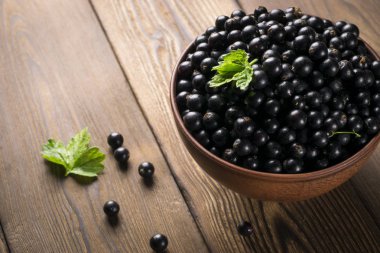 Yaprak sapı ile ahşap masa üzerinde Siyah frenk üzümü