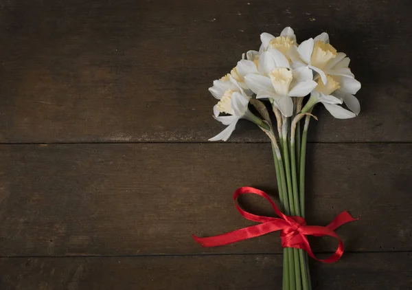 Bando Narcisos Brancos Com Flor Fundo Madeira — Fotografia de Stock