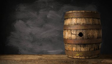 Eski ahşap bira varil koyu arka plan üzerinde