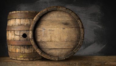 Eski ahşap bira varil koyu arka plan üzerinde