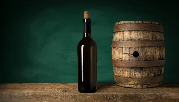 Kırmızı şarap ile bir tirbuşon bir şişe. Siyah bir ahşap arka plan üzerinde.