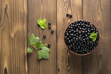 Yaprak sapı ile ahşap masa üzerinde Siyah frenk üzümü