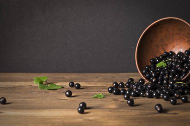 Yaprak sapı ile ahşap masa üzerinde Siyah frenk üzümü