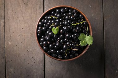 Yaprak sapı ile ahşap masa üzerinde Siyah frenk üzümü