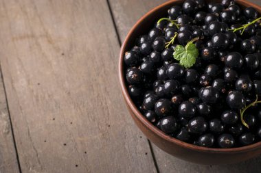 Yaprak sapı ile ahşap masa üzerinde Siyah frenk üzümü